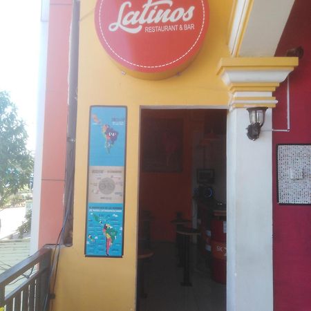 Latinos Hostel Siem Reap Extérieur photo